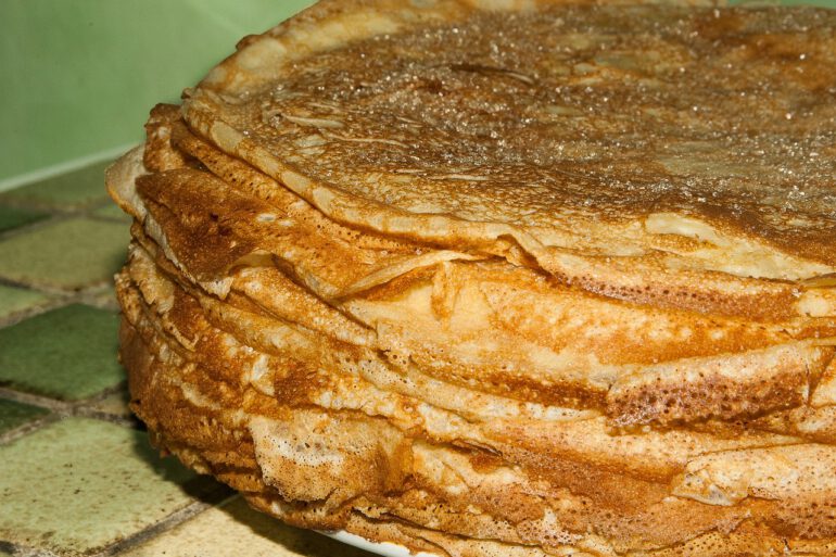 een hoge stapel goudbruin gebakken pannenkoeken
